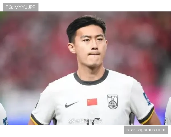 蒋圣龙比赛后衣服乱到像刚打完架，球场外却是精致小白领？