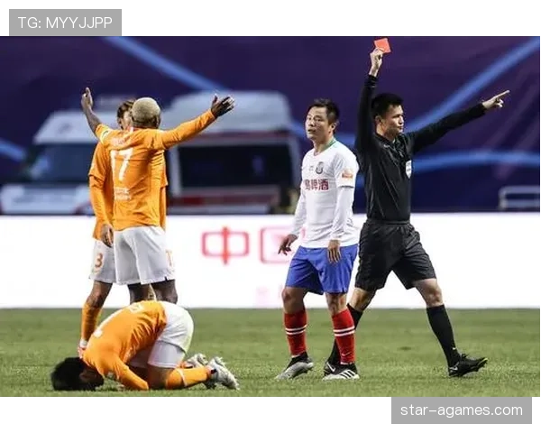 禁区外犯规判罚：只判直接任意球并可附加黄红牌