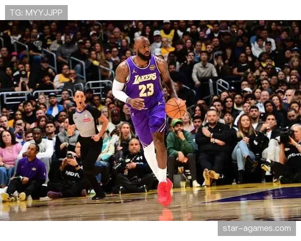 詹姆斯关键时刻单打效率压制字母哥助湖人拉开分差